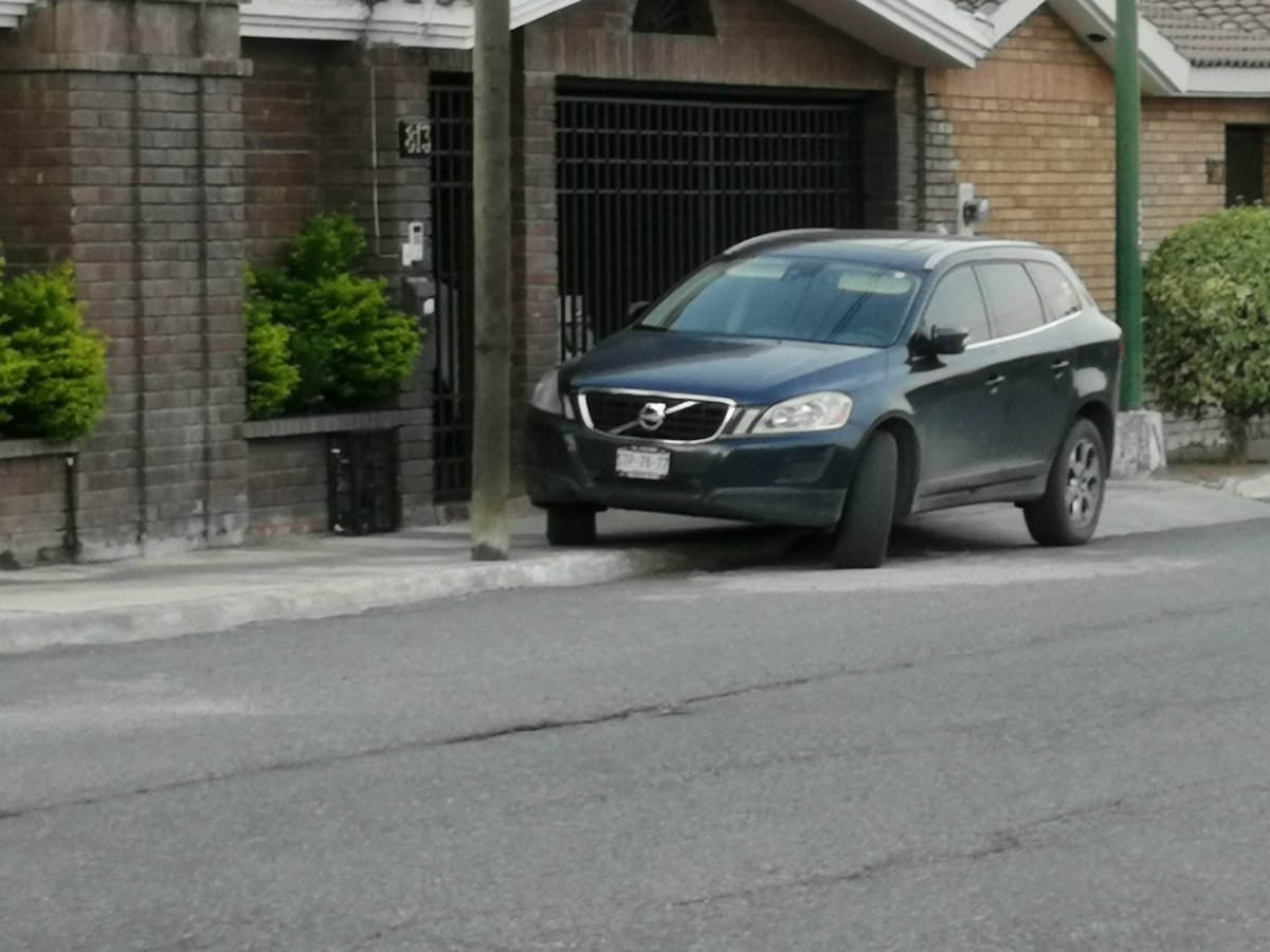 YesToos's tweet photo. OJO! Al finalizar cada día...llevan el reporte de novedades  a la casa de  Fernando Campos EX Director del #ITACE , La estilista DIANA TREVIÑO (camioneta negra) y  su secretaria LIDIA FARIAS (carro plata). Le chismean todo lo que hace Ballesteros. Pero que Necesidad?? No creen https://t.co/hn1XVkzb4P