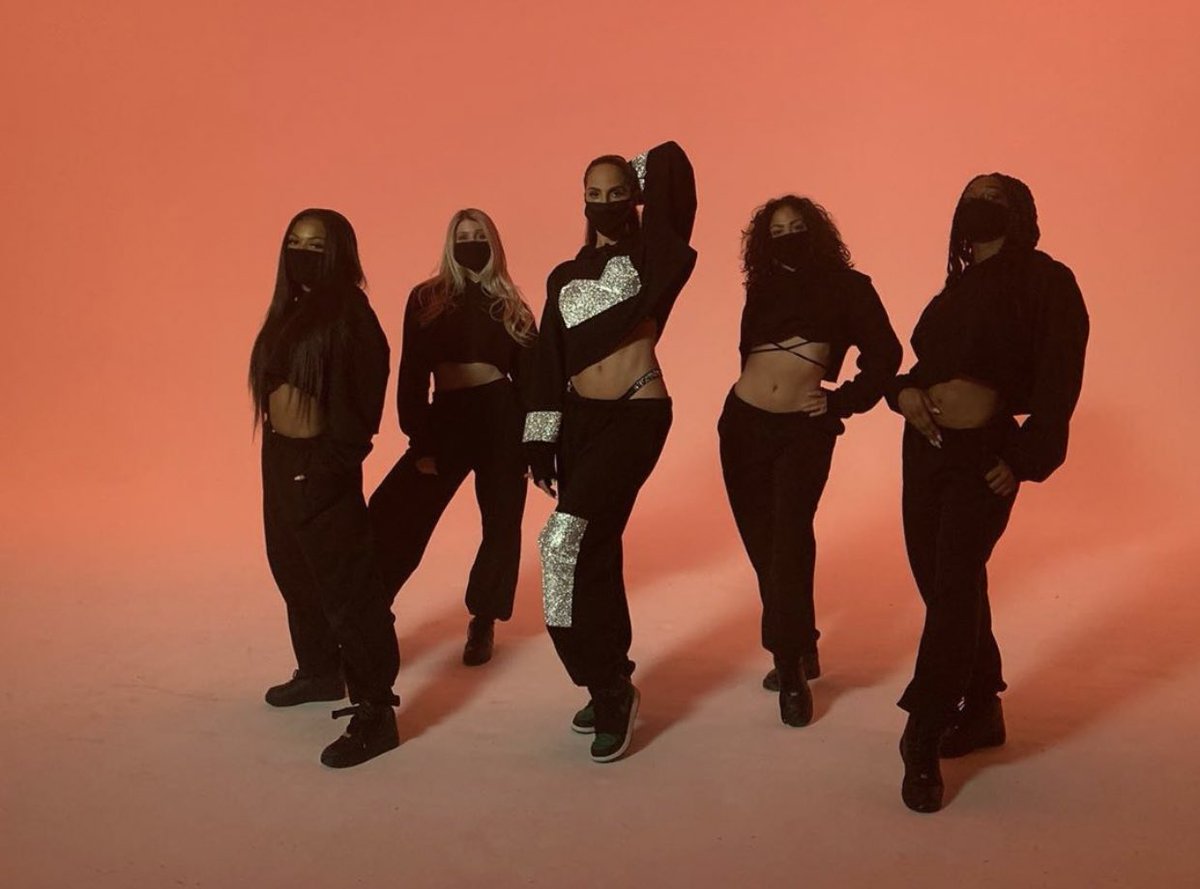 SnohDaily's tweet photo. Snoh on set with her dancers for #Dying4YourLove. https://t.co/sp1UYgB5OK