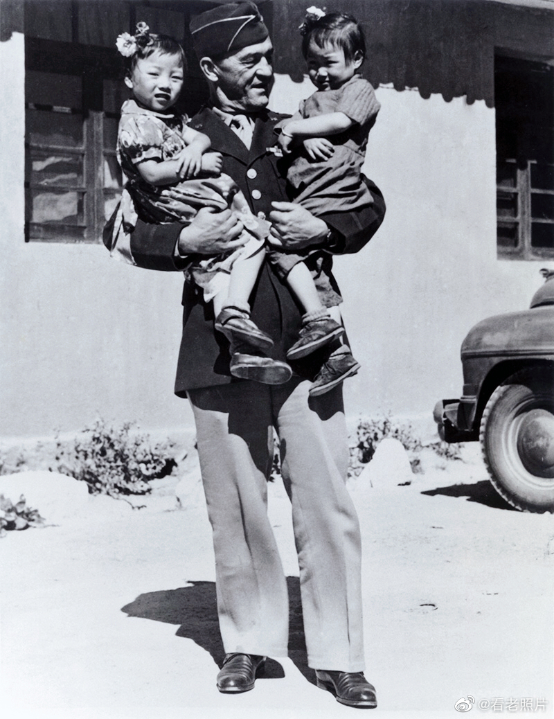 朱韵和twitterissa 看老照片 二战 美国陆军航空兵第14航空队司令陈纳德抱起中国儿童