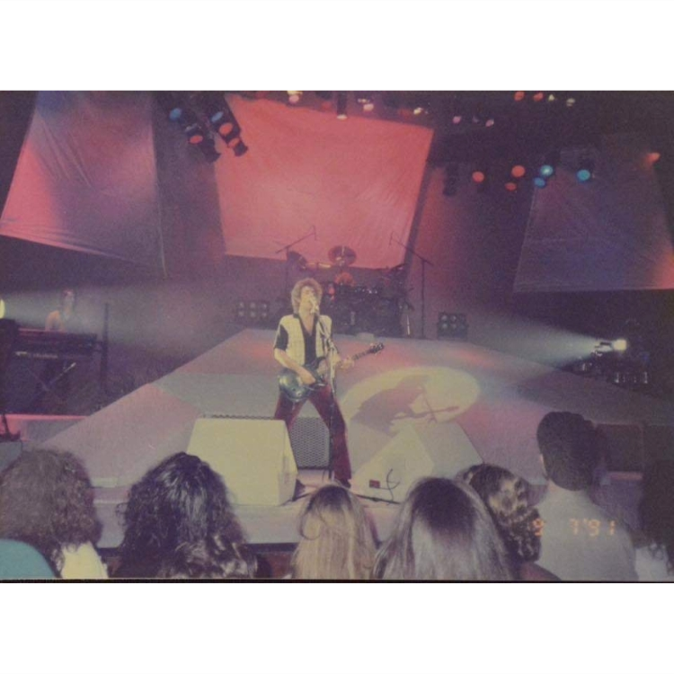 HistoriasStereo's tweet photo. "LAS NOCHES DEL REX" Soda Stereo Gran Rex Sold Out 9/07/91 14° show de una serie de 14. Foto Fan: Roken Arg
#soda #sodastereo #cerati #zetabosio #charlyalberti #andreaalvarez #danielmelero #tweetygonzalez #rocknacional #rexmix #cancionanimal #historiasenstereo https://t.co/w347jRbEdc