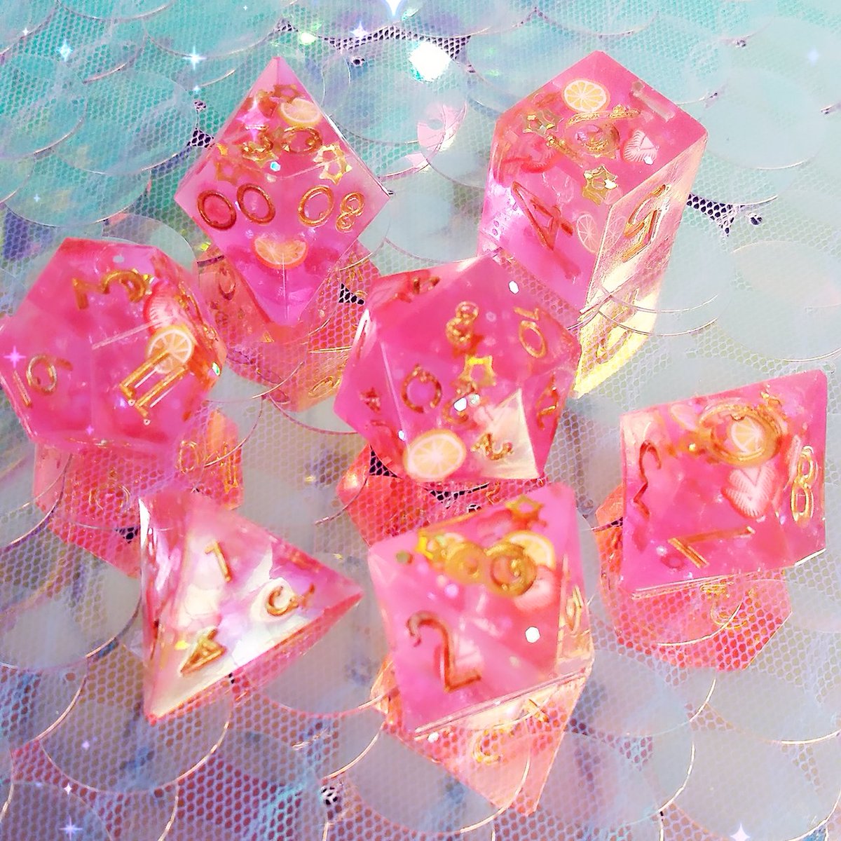 ForbiddenSnacky's tweet image. DND DICE SET GIVEAWAY🍋☀️🍋

Its summer so its time for a refreshing giveaway
Winner get a full set of one of my lemonade designs in any color you would like🍋🍹

RULES:
Must follow
Retweet and like give you two entries

Ends July 31st good luck💛