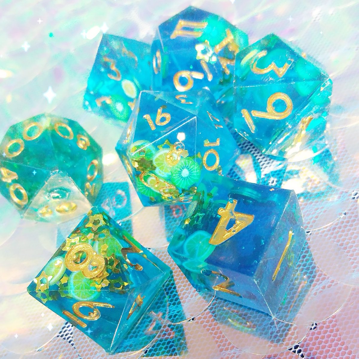 ForbiddenSnacky's tweet image. DND DICE SET GIVEAWAY🍋☀️🍋

Its summer so its time for a refreshing giveaway
Winner get a full set of one of my lemonade designs in any color you would like🍋🍹

RULES:
Must follow
Retweet and like give you two entries

Ends July 31st good luck💛