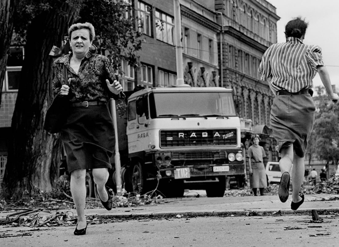 4/ Ethnic tensions which were fomenting since 1980s were ripped open. In Mar 1992, Bosnia also declared independence. Two months later Serb forces launched their offensive with a bombardment of Bosnia’s capital, Sarajevo.+(do read abt siege of Sarajevo) #25YearsOfBosnianGenocide