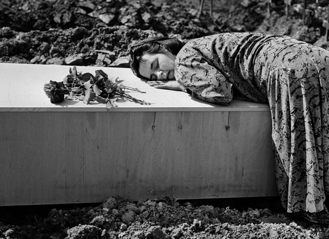 4/ Ethnic tensions which were fomenting since 1980s were ripped open. In Mar 1992, Bosnia also declared independence. Two months later Serb forces launched their offensive with a bombardment of Bosnia’s capital, Sarajevo.+(do read abt siege of Sarajevo) #25YearsOfBosnianGenocide