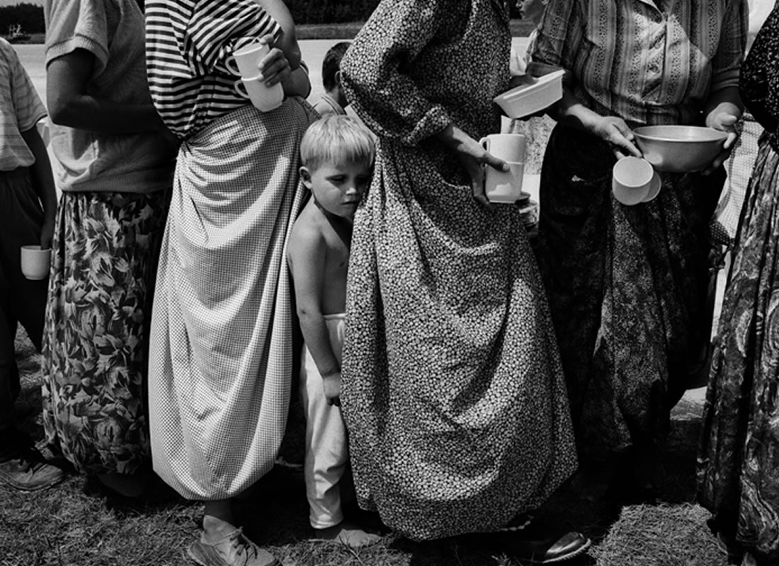 4/ Ethnic tensions which were fomenting since 1980s were ripped open. In Mar 1992, Bosnia also declared independence. Two months later Serb forces launched their offensive with a bombardment of Bosnia’s capital, Sarajevo.+(do read abt siege of Sarajevo) #25YearsOfBosnianGenocide