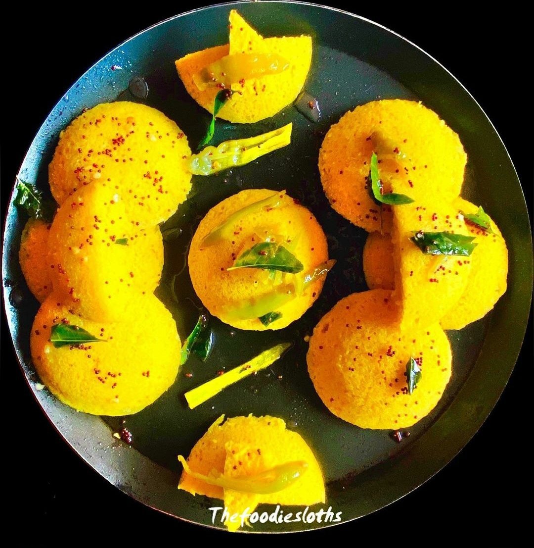 Dhokla Idli😍😍 #desi #breakfast #foodie #foodblogger #QuarantineLife #StayAtHome #Jaipur @WaasiJaipur #Ahmedabad #foodphotography #foodpackaging #foodporn #Bloggers @cheatdayeats #StayHealthy #stayhomechallenge #swiggy #Zomato #photographer #PhotoOfTheDay