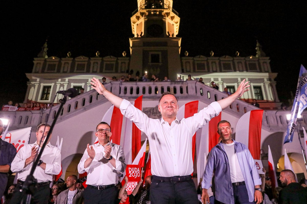 AndrzejDuda2020's tweet photo. Prezydent @AndrzejDuda w #Zamość: Dziękuję za słowa, uśmiechy i uściski dłoni. #DUDA2020 https://t.co/wzyds36Wiu