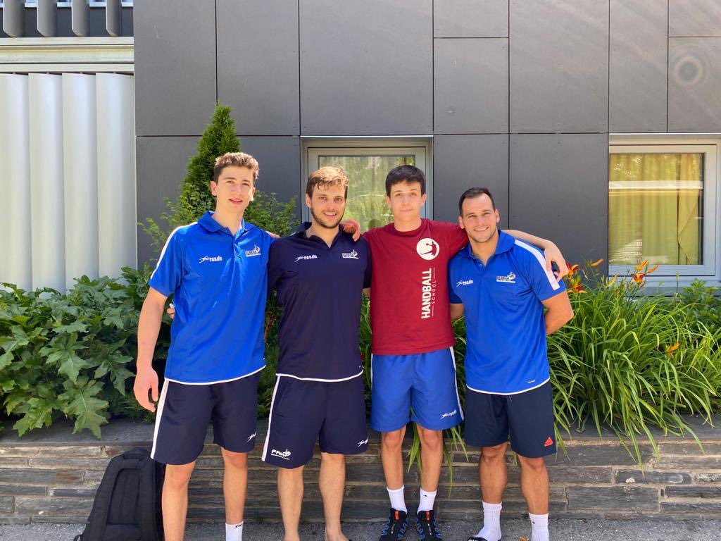FAHandbol's tweet photo. ⚠️ Us presentem al Staff responsable d'aquesta gran setmana d'handbol i diversió!🤩
Gràcies per compartir els vostres coneixements!👨🏻🏫
•
•
#handbol #staff #tecnics #campusesportiu2020 #setmana1 #teamwork #andorra #ordino #fahandbol #handballschool #stadesport #bases #joves https://t.co/gnpfkvKwxi