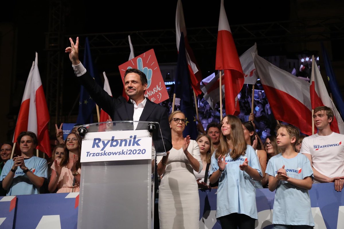 trzaskowski_'s tweet photo. Za nami tygodnie intensywnej kampanii. Dziękuję Wam za każdy dzień, godzinę, minutę wspólnej walki o lepszą Polskę! Jeszcze będzie przepięknie! Zróbmy to razem - 12 lipca chodźmy na wybory, wygrajmy i zbudujmy lepszą Polskę! Rybnik, Śląsk, cała Polska - dziękuję! #Trzaskowski2020 https://t.co/U1BQ5LglCH