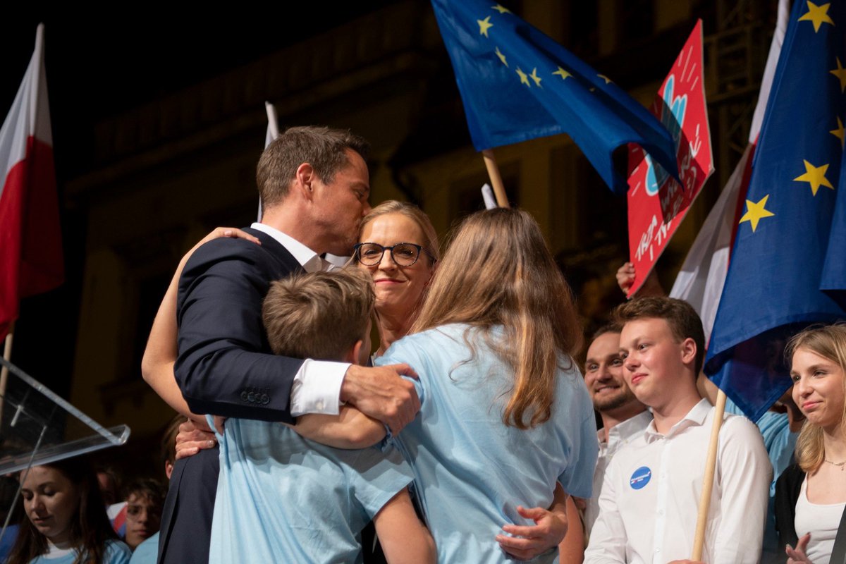 trzaskowski_'s tweet photo. Za nami tygodnie intensywnej kampanii. Dziękuję Wam za każdy dzień, godzinę, minutę wspólnej walki o lepszą Polskę! Jeszcze będzie przepięknie! Zróbmy to razem - 12 lipca chodźmy na wybory, wygrajmy i zbudujmy lepszą Polskę! Rybnik, Śląsk, cała Polska - dziękuję! #Trzaskowski2020 https://t.co/U1BQ5LglCH