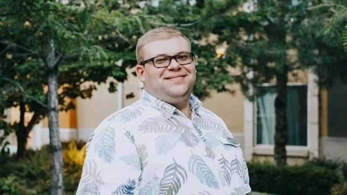 dead at 27Trevor Syphus Lee was a a student at  #Utah Valley University and died from  #COVID19. Trevor loved life and making people happy. He was a friend to everyone he met and wanted to make sure no one was ever alone.  https://www.spilsburymortuary.com/obituaries/trevor-syphus-lee/