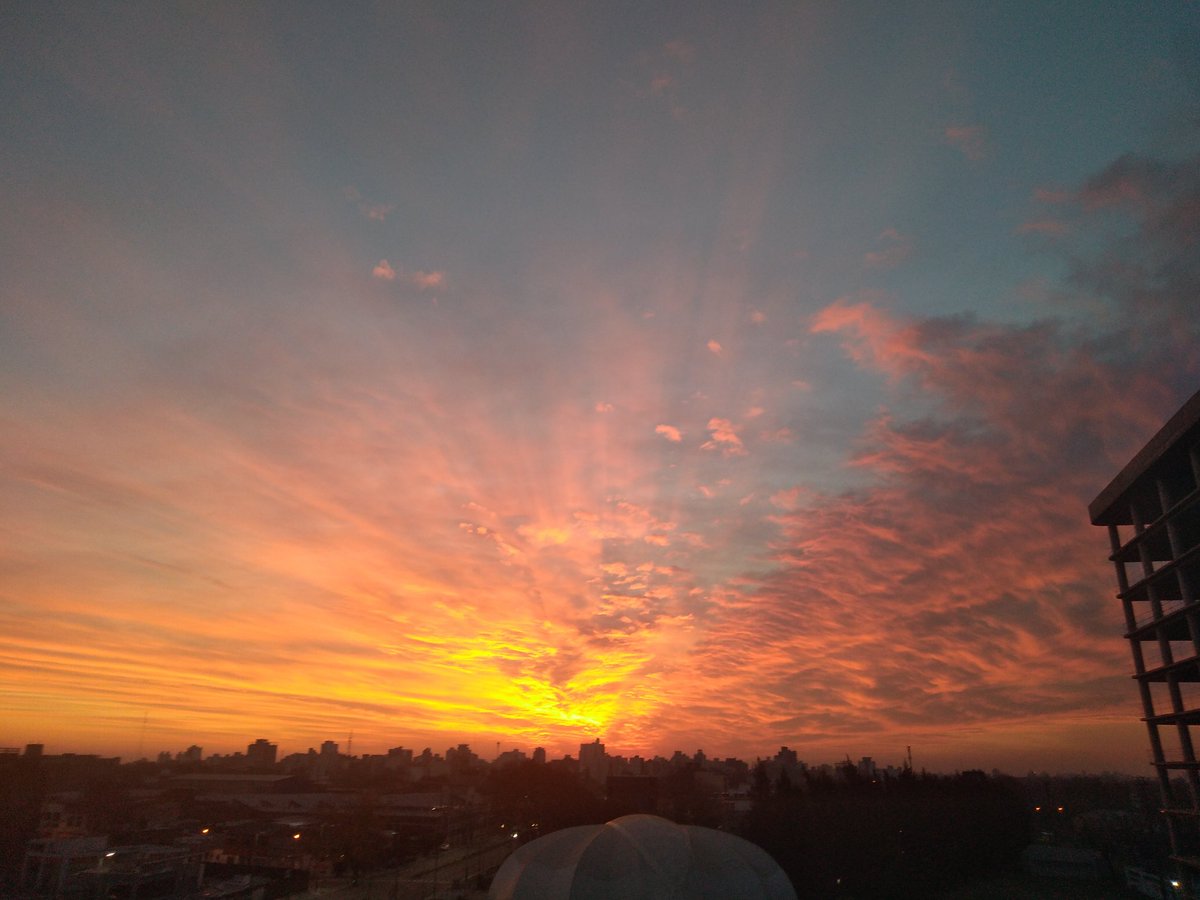AlpioCosta's tweet photo. Atardecer de invierno en Buenos Aires 🧤 🧣 🌇 🇦🇷 https://t.co/fRJsnP2GX4