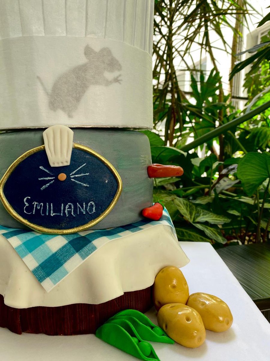 fernandachiwo's tweet photo. Siento que NECESITAN ver el pastel de hoy! 👨🏻‍🍳🐀
👨🏻‍🍳❤️
Presu: 5530097603 
#fondantcake #pasteldefondant #pasteles #pastelespersonalizados #fondantdecoration #ratatouille #disneycake #disney #pastelesdecumpleaños #avilachiwocatering #supportsmallbusiness #compralocal #chefcake #cdmx https://t.co/vGL01d7RQW