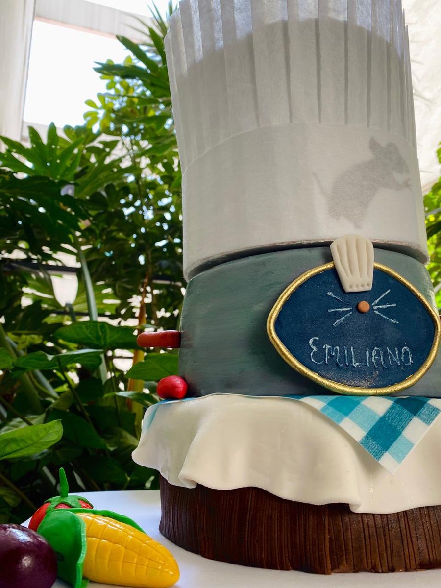 fernandachiwo's tweet photo. Siento que NECESITAN ver el pastel de hoy! 👨🏻‍🍳🐀
👨🏻‍🍳❤️
Presu: 5530097603 
#fondantcake #pasteldefondant #pasteles #pastelespersonalizados #fondantdecoration #ratatouille #disneycake #disney #pastelesdecumpleaños #avilachiwocatering #supportsmallbusiness #compralocal #chefcake #cdmx https://t.co/vGL01d7RQW
