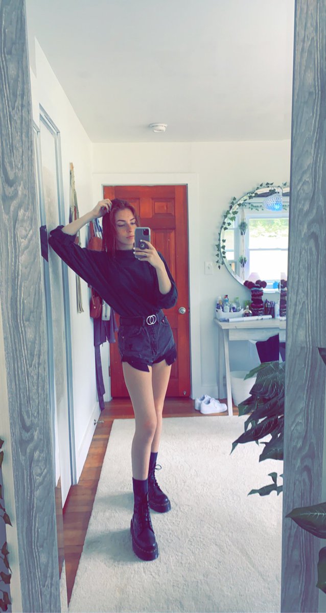 lynn_goddesss's tweet photo. Who am I stepping on today? https://t.co/kAGdzfIUYB