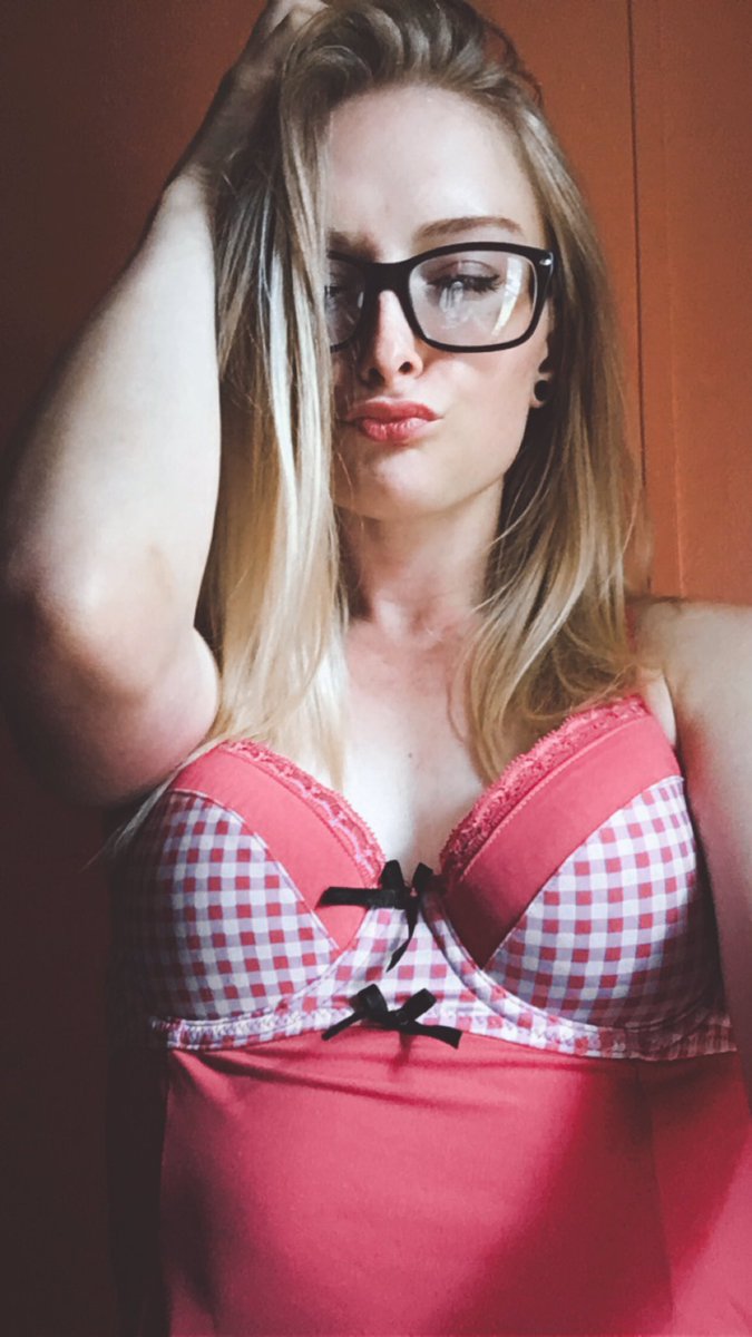 c3msMarie's tweet photo. Subscribing to my onlyfans is a move I 10/10 would recommend making.... it would be beneficial for your health and I can assure you a dose of me is better and cheaper than therapy 😉😘 #subs #onlyfans #fantasies #lovemelongtime https://t.co/uqPLa8podA