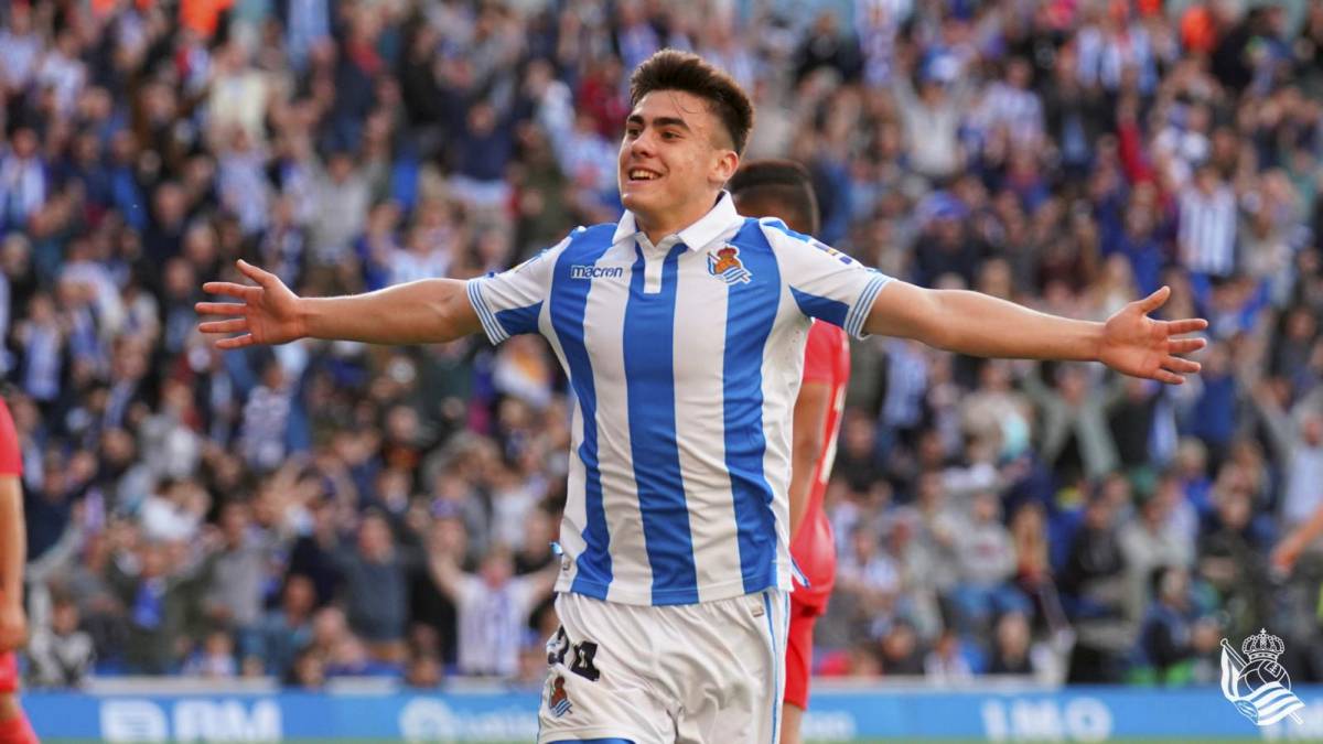 Barrenetxea's first goal for the first team came against Real Madrid at the age of 17 years and 136 day he became the youngest goalscorer in the history of the club, as La Real won 3-1Too young to have a driver license he then took the bike home from the stadium (as always)