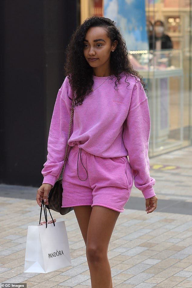 mixermanagement's tweet photo. Leigh Anne today shopping in Berkshire looking gorgeous! 😍

@LittleMix -Nathan 💛 https://t.co/IxRq1b86GP