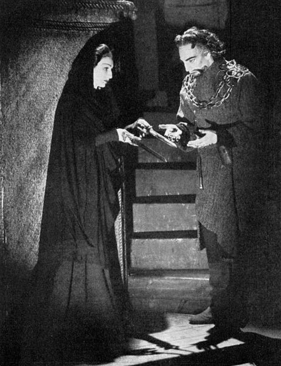 A finales de los años veinte debutó como actor de teatro y, en relativamente poco tiempo, llegó a convertirse en estrella del famoso Old Vic, y en una de las figuras más famosas del teatro británico.Después de llegar a Broadway, dio sus primeros pasos cinematográficos en