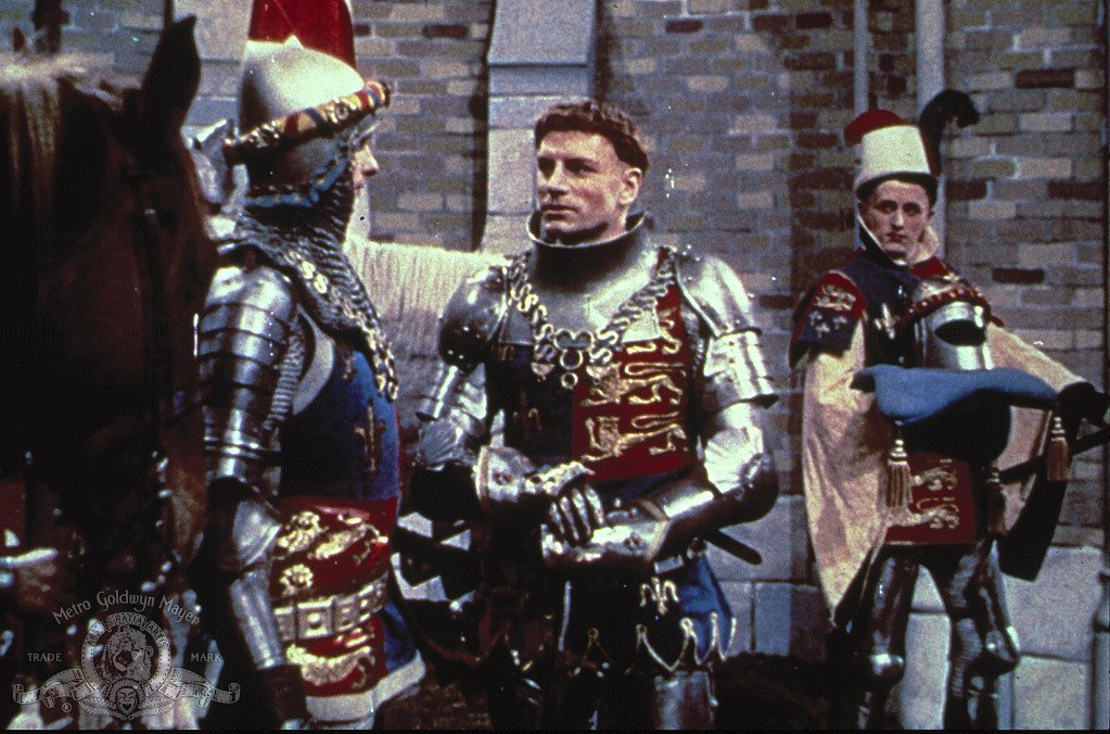 Adaptó "Enrique V" (1945) al cine, asumiendo el reto de dirigir él mismo la película y resultó una brillante puesta en escena, con una excelente fotografía de Robert Krasker.Fue muy aplaudida por la crítica, aunque no alcanzó un correspondido éxito económico.