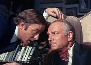 "The entertainer" (1960), de Tony Richardson; "Spartacus" (1960), de Stanley Kubrick; "Sleuth" (1972), de Joseph L. Mankiewicz, junto a Michael Caine.En 1961 asumió la dirección de la England's National Theatre Company.En 1967 fue nombrado "Sir".