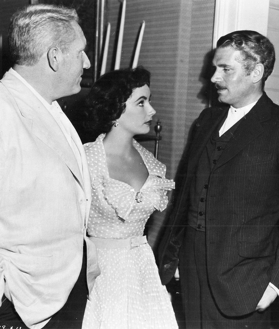 Laurence Olivier ha sido uno de los actores más importantes del siglo XX, tanto en Teatro como en Cine .Como ejemplo de ello puede servir lo que de él dijo otro grande del arte dramático, el actor Spencer Tracy:"El mejor actor de cine de todos los tiempos".