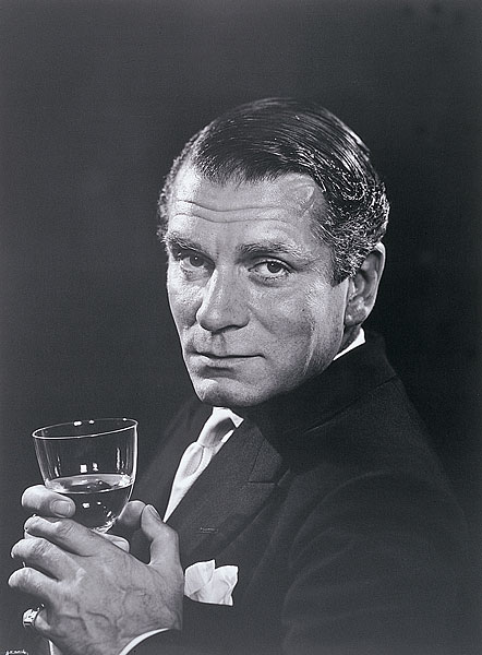 El propio Laurence dejó dicho:“¿Qué es en el fondo actuar, sino mentir? ¿Y qué es actuar bien, sino mentir convenciendo?”"Si no fuera actor, creo que me habría vuelto loco. Tienes que tener un voltaje extra, algo de temperamento extra para alcanzar ciertas alturas."