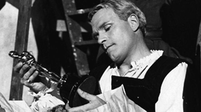 Por su trabajo en el cine, Olivier recibió 4 premios de la Academia:-Un Premio honorífico para "Enrique V" (1947).-Un premio al Mejor actor y otro como productor para "Hamlet" (1948).-Un segundo Premio Honorífico en 1979.