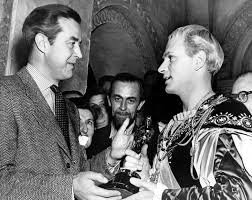 Por su trabajo en el cine, Olivier recibió 4 premios de la Academia:-Un Premio honorífico para "Enrique V" (1947).-Un premio al Mejor actor y otro como productor para "Hamlet" (1948).-Un segundo Premio Honorífico en 1979.