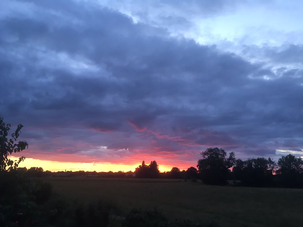 nellyeborall's tweet photo. Beautiful sunset (from the window) over #DittonFields earlier this evening #Cambridge #EastBarnwell #NoFilter https://t.co/aV45Wd3Ach