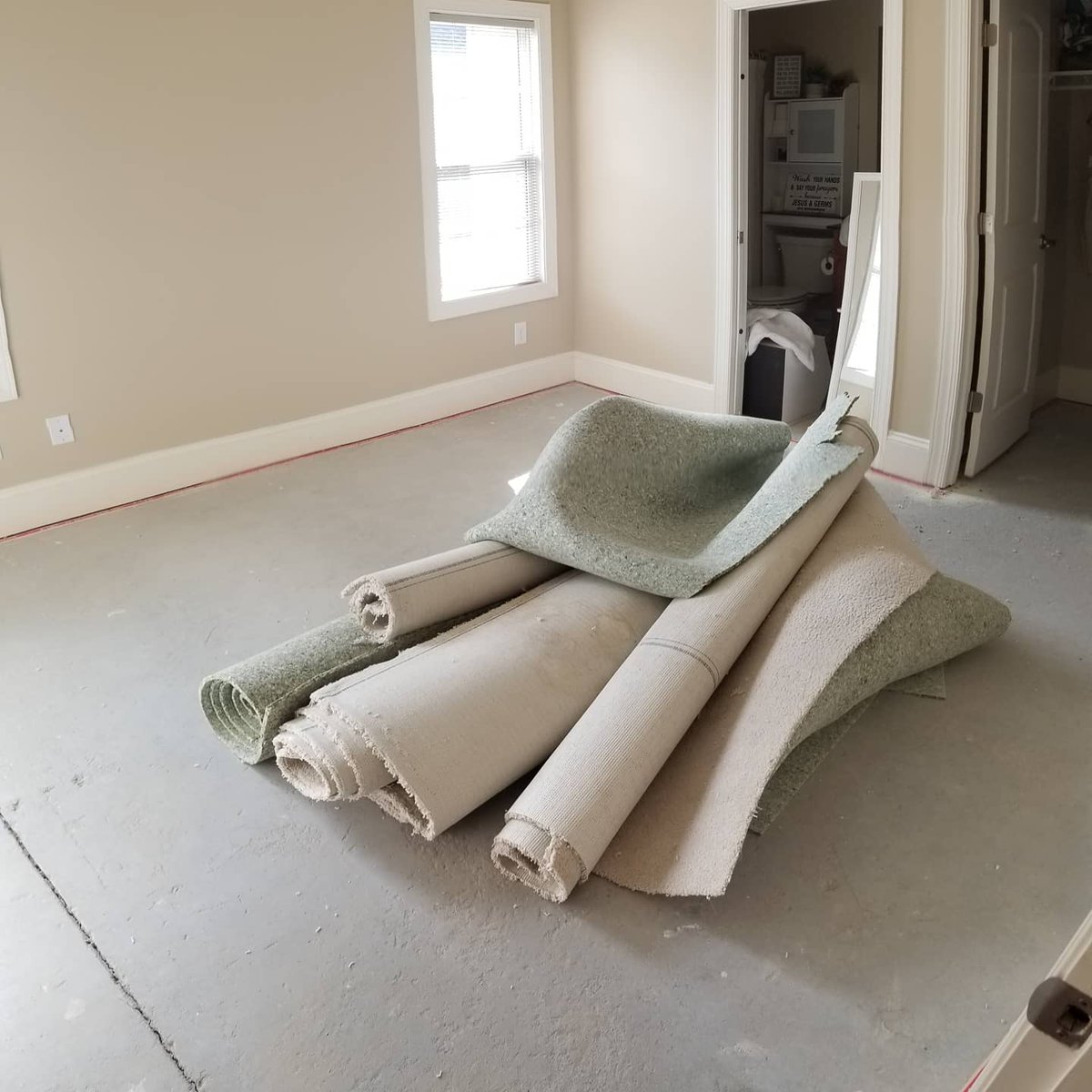 OnPointPMC's tweet image. Carpet and padding have been removed and loaded for the dump.. Vacuuming the slab and installation of the new pad/carpet is on the schedule for next week... 
.
#carpetinstallation #carpet #homerepairs #homeimprovement #makeitright #doitright