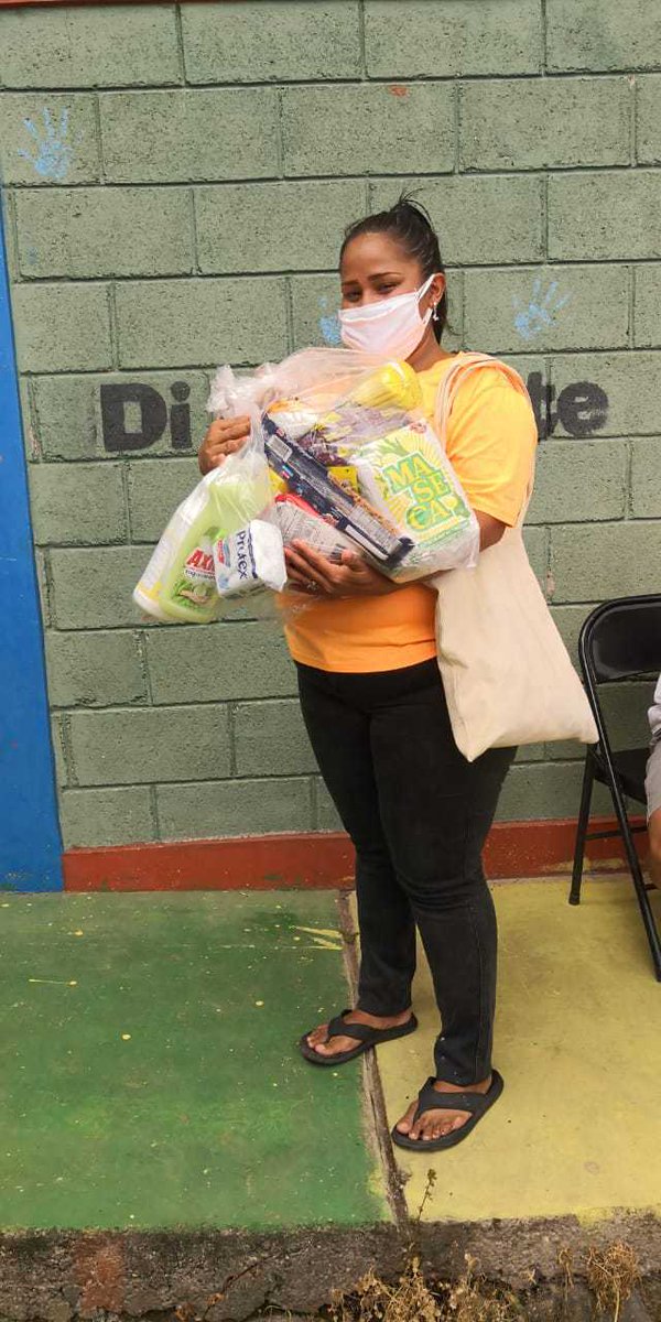 FUNADEH_GENESIS's tweet photo. #ComunidadUnida Gracias al apoyo de @UnitedWayHnd
#hoy se hizo entrega de 150 bolsas con alimentos beneficiando a la #Comunidad #CDAJ Nueva Capital.
#UnitedWayTegucigalpa https://t.co/HCm9TR0Zhd