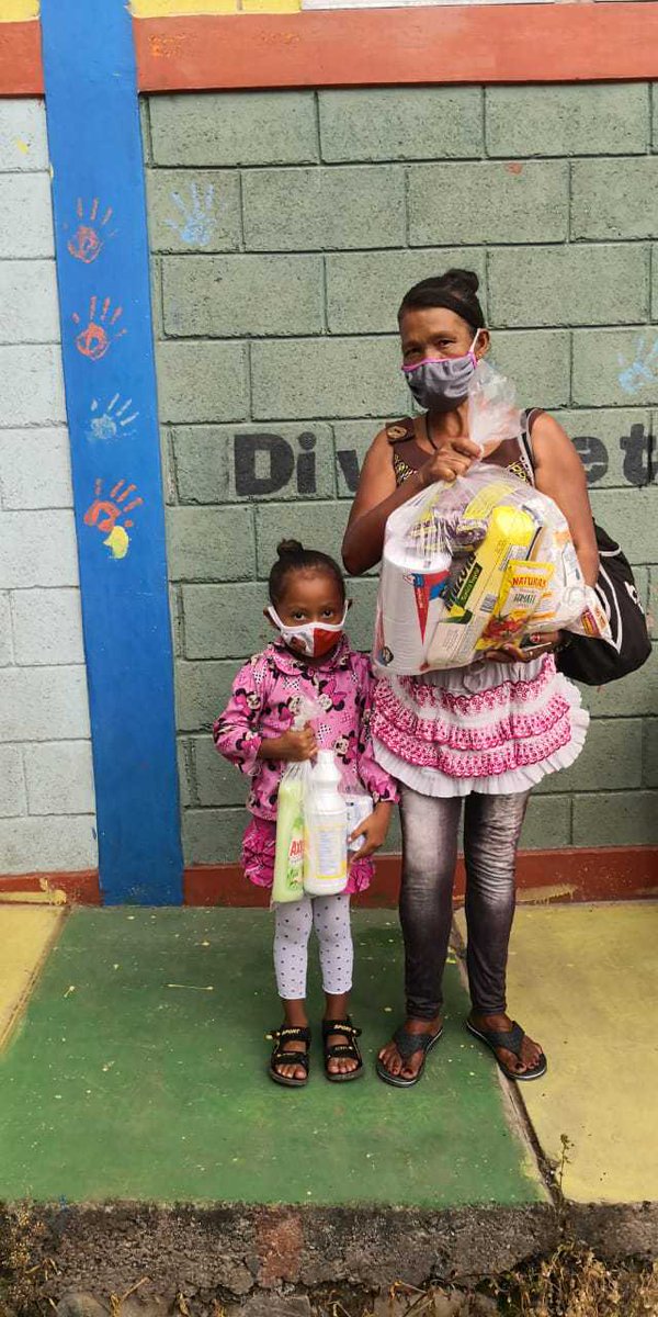 FUNADEH_GENESIS's tweet photo. #ComunidadUnida Gracias al apoyo de @UnitedWayHnd
#hoy se hizo entrega de 150 bolsas con alimentos beneficiando a la #Comunidad #CDAJ Nueva Capital.
#UnitedWayTegucigalpa https://t.co/HCm9TR0Zhd