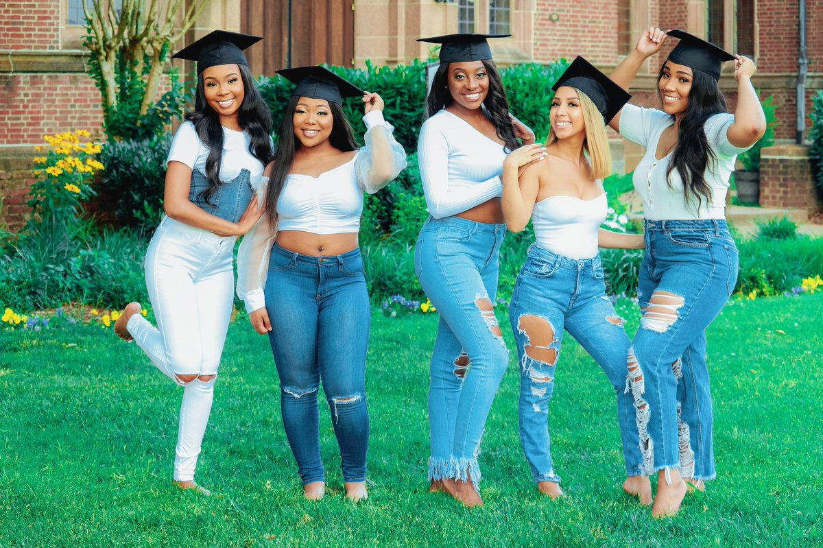 _lorenatorress's tweet photo. A lifetime of friendship💛💙

Fisk University 
Class of 2020✨ https://t.co/v4S7P9Gavl