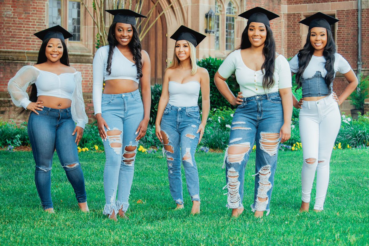 _lorenatorress's tweet photo. A lifetime of friendship💛💙

Fisk University 
Class of 2020✨ https://t.co/v4S7P9Gavl