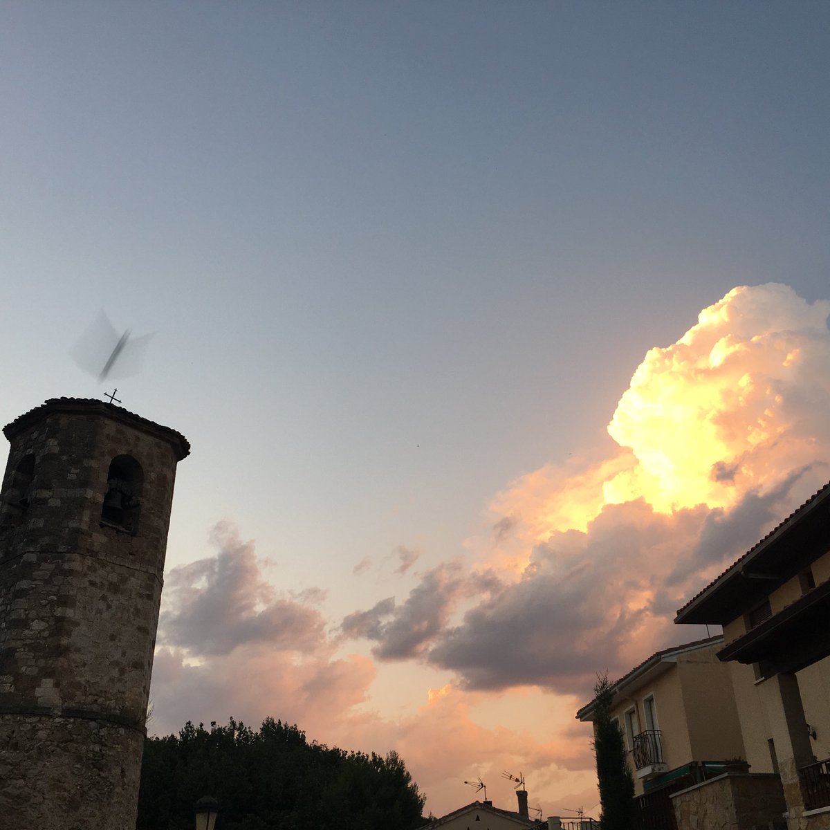 maxminiaturas's tweet photo. Y al día siguiente llovió,  tomada en Brihuega, torre campanario de San Felipe sobre la antigua muralla árabe. https://t.co/82RwiRHVus