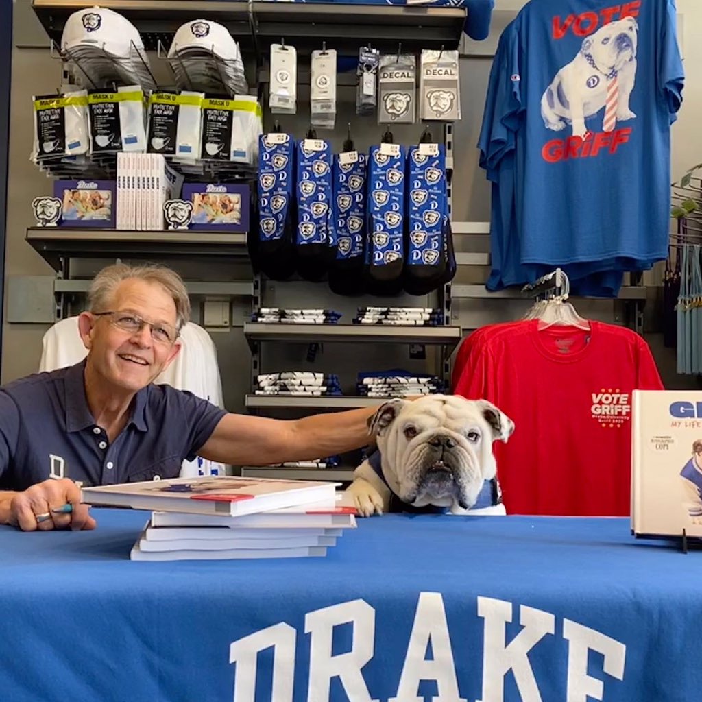 DrakeUGriff's tweet photo. The OG went back2work today!I offered to tag along. You know,to be his caddy. He signed some📚w/the author of his memoir at the @drakeuniversity bookstore. If you buy there,it’ll be signed-BY THE OG! (Note #GriffSocks now in stock!) #OriginalGriff #ForeverOurDog @DrakeUniversity https://t.co/n6bElPKhd4