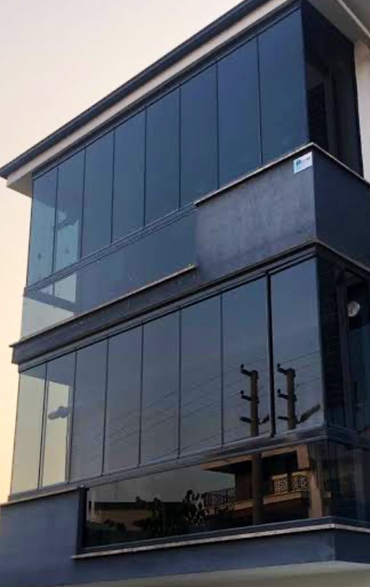 Gelişen Türkiye'nin insanları balkonu anlamadı. Onu salona, yatak ya da oturma odasına dahil ederken metrekare kazandığına sevindi de, her evden bir düş odası eksildiğini fark etmedi.

Enis Batur