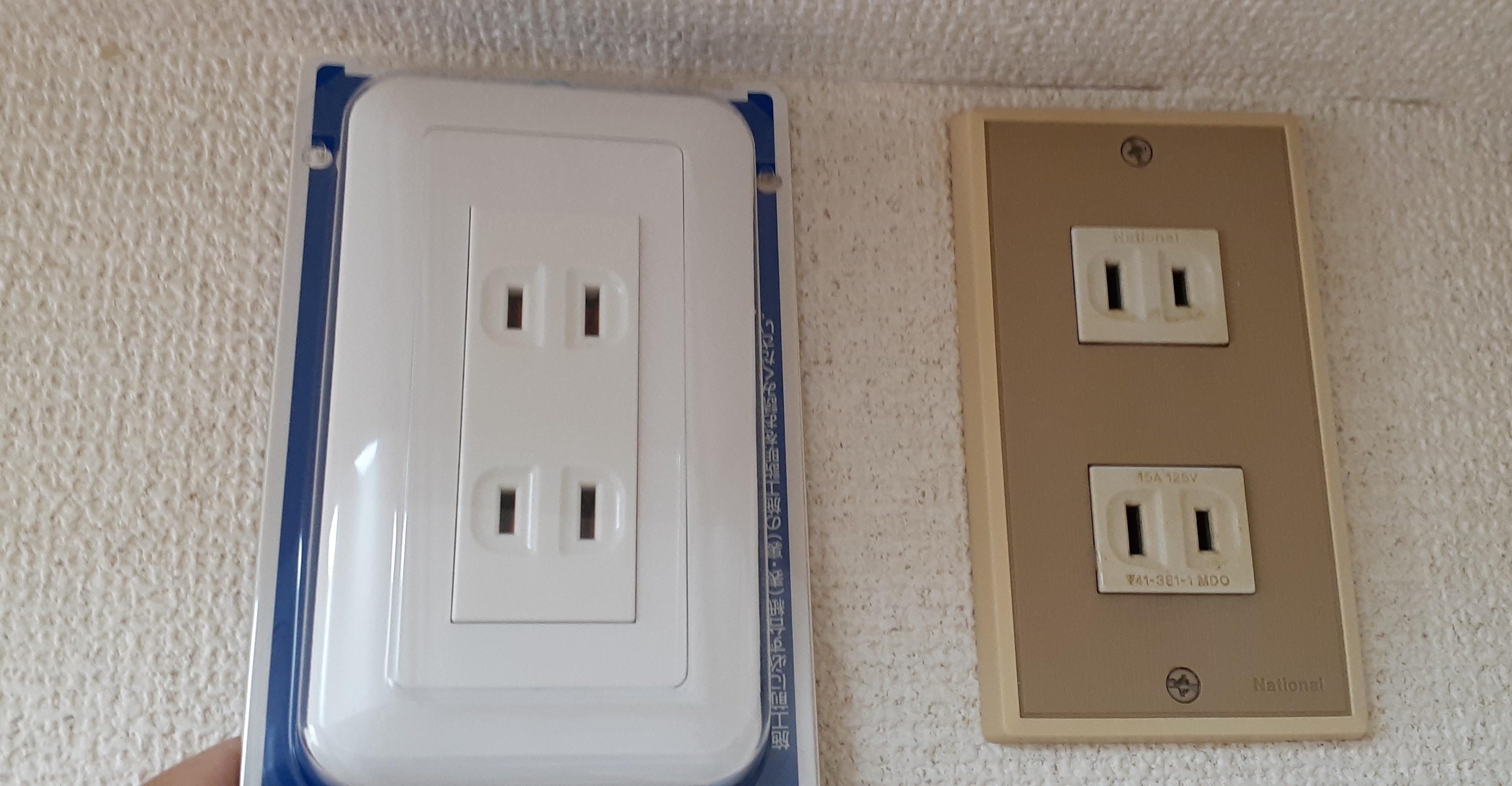 束田 光陽 壁紙を全部貼り替えるのにコンセントやスイッチが古いままだと台無しなので これも施主支給する コンセントの規格は フルカラー コスモ アドバンスの３つがある 施主支給するなら工賃は一緒 材料費はフルカラーが一番安い コスモと
