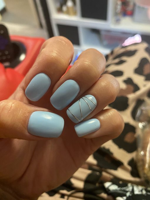Thanks to my mega fans for helping me choose what color nails today! More on https://t.co/Tfs5RZ0bxr