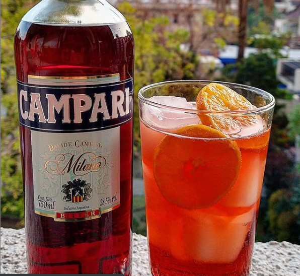 RadioUniverso's tweet photo. 🎙️En #VueltaenU @placereschile nos recomienda la coctelería de Javiera Oñate: "Ella se dedica a la coctelería clásica".  "https://t.co/JBO4hM0930 https://t.co/FecfXrVLGd