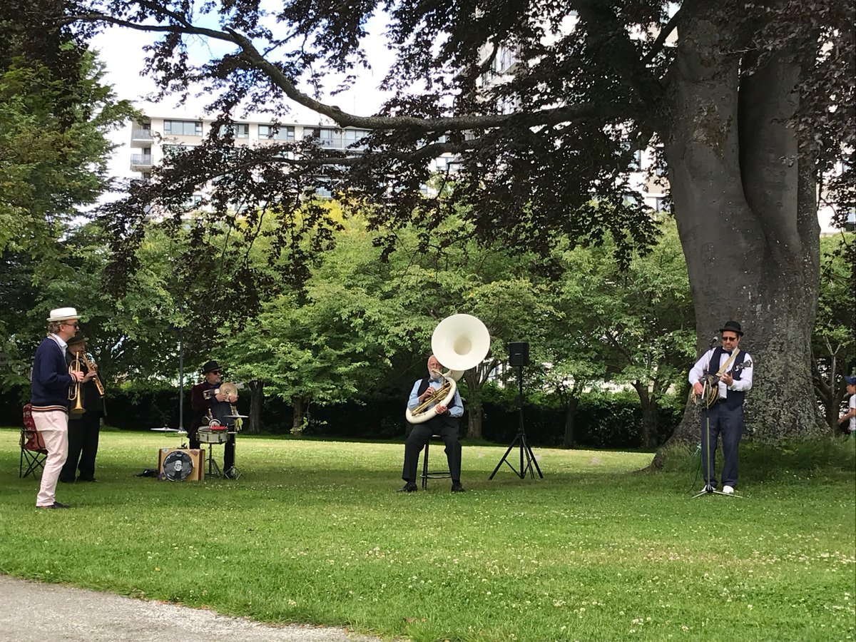 Keep your eyes and ears open for local music this summer. 🪕 Bands will ‘pop up’ for surprise concerts at a park, plazas, streetscapes and squares. You'll be serenaded (from a distance) as you go about your day. Learn more: ow.ly/YtJx50AvtON