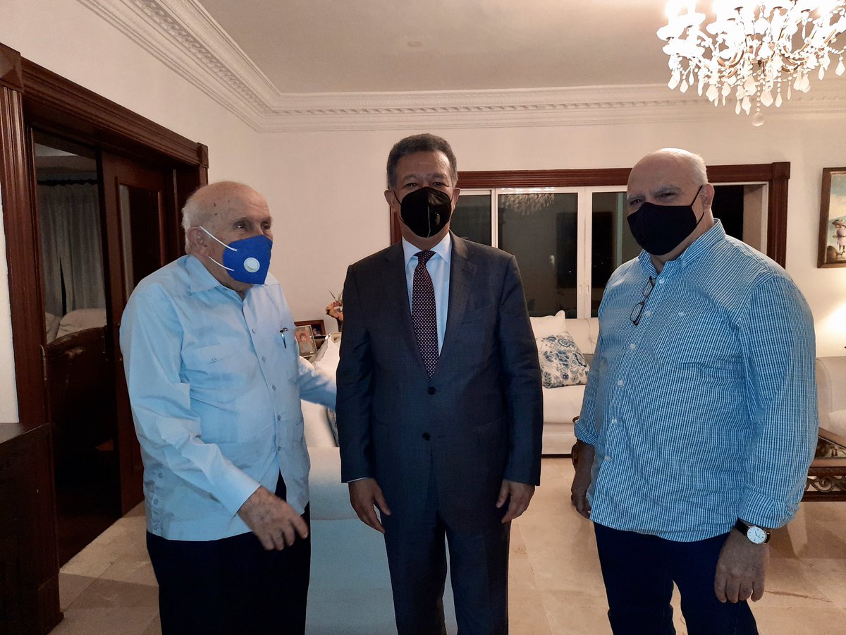 Muy complacidos de recibir hoy la visita de nuestro muy apreciado amigo Dr.<a href="/LeonelFernandez/">Leonel Fernández</a> ,en la residencia de nuestro padre,Dr.Marino Vinicio Castillo,luego de este largo,arduo y triunfante proceso de fiera lucha institucional,para preservar la Constitución y Democracia de RD.