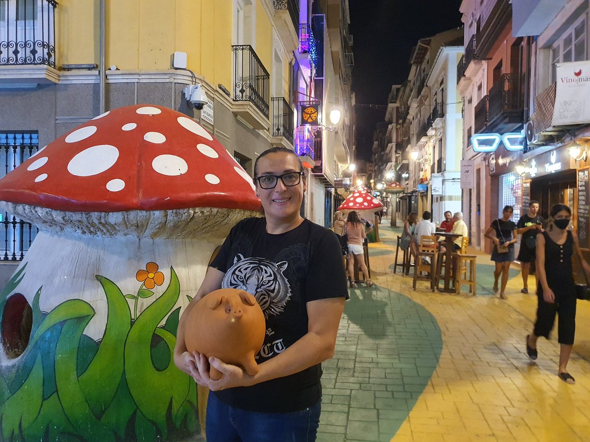 MAGOCHARLY's tweet photo. En la calle de las setas con mi cerdito. https://t.co/NprKKcbgRp