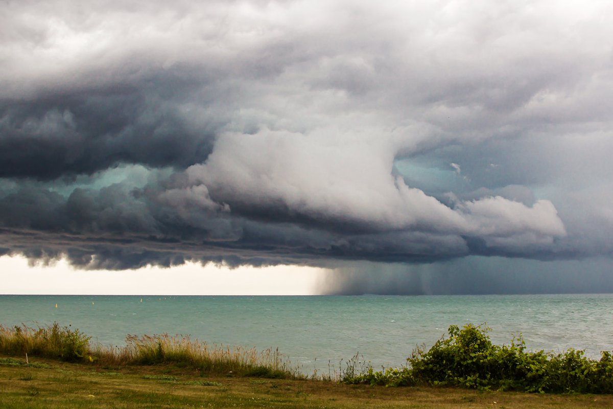 BeyondTheLensBA's tweet photo. Storm over Lake Erie 3:02 pm Erieau #ONStorm #Weather #WeatherGeek #onwx #IWeather #ckont #ontariostorm #shareyourweather @weathernetwork @StormhunterTWN https://t.co/MYOZXR7Le3