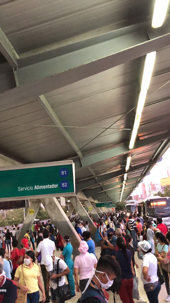 andrex186's tweet photo. @transmetrobaq @jaimepumarejo  cual es la pedagogía si permiten este tipo de cosas ?  Sean más responsables ! https://t.co/pNBOiIHsFB