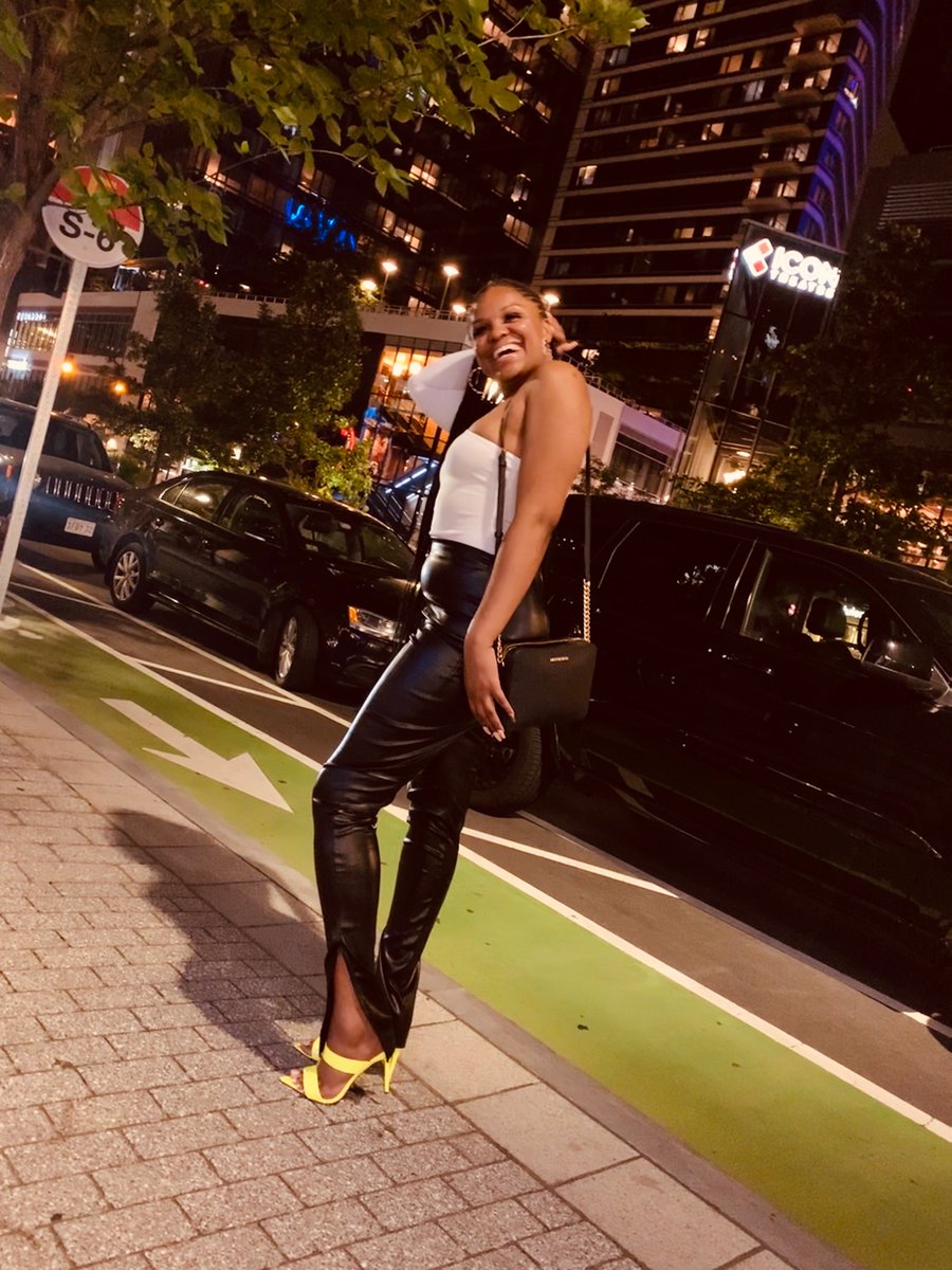 HerPrettyAss__'s tweet photo. I love the way you switch ya positions up🤍 https://t.co/8cMyexmz98