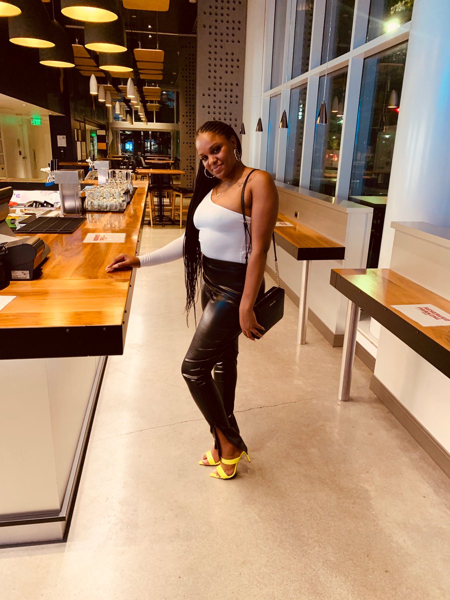 HerPrettyAss__'s tweet photo. I love the way you switch ya positions up🤍 https://t.co/8cMyexmz98
