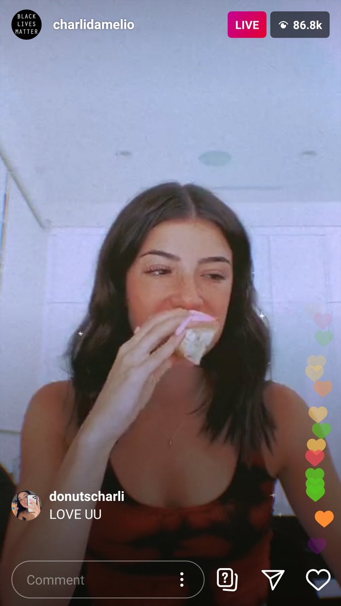 Kaylee39250152's tweet photo. Charli: eating bread and reacting to edits. 
Charli: this is so good.
Me: not knowing if the bread is good or the edit
@charlidamelio https://t.co/qQmxC6kmQo