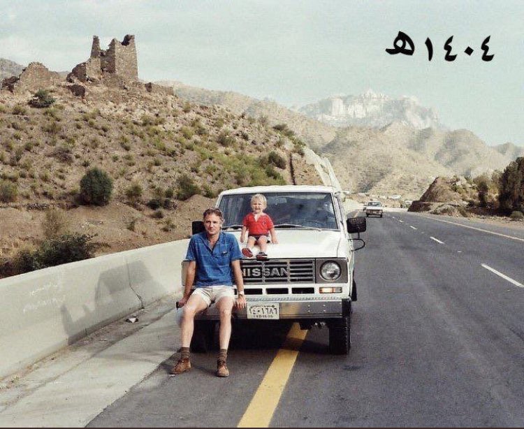 #بنات_المغرب_اجمل

صورتين بينهما اكثر من 36 سنة في الطائف

الي يركز يعرف وش الفرق 

   هناك اختلاف في الصورتين